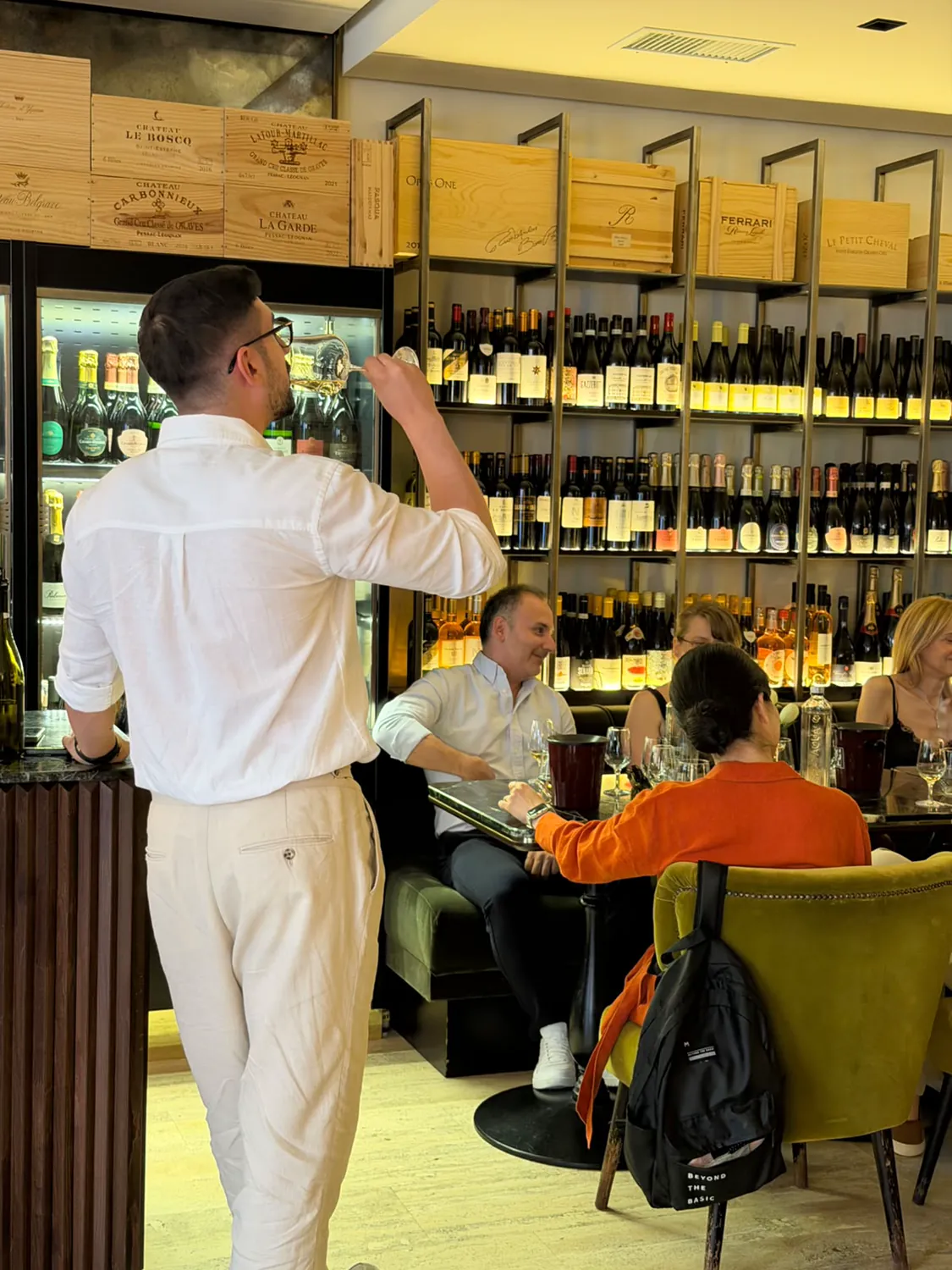 Vin turnat în pahar, la bar